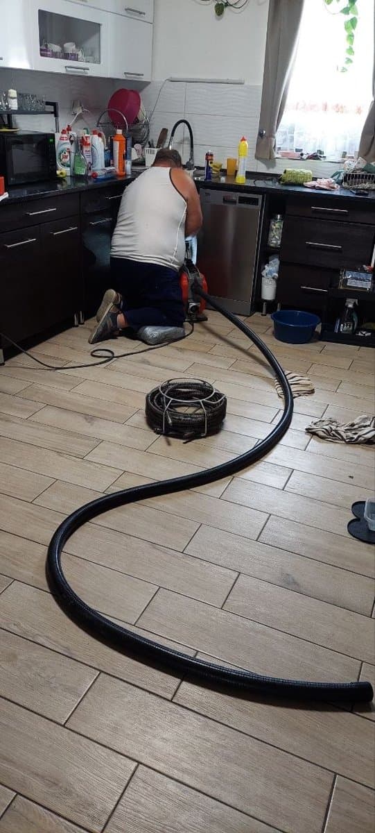 Konyhai lefolyó tisztítása gépi csőspirállal