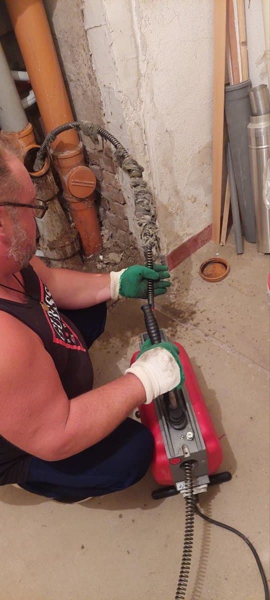 Vezeték tisztítása gépi csőspirállal pincében